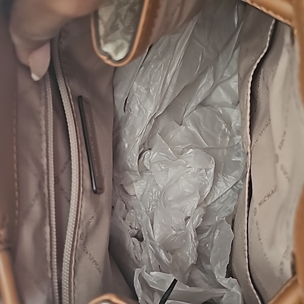 Large back pack - Picture 3 of 9